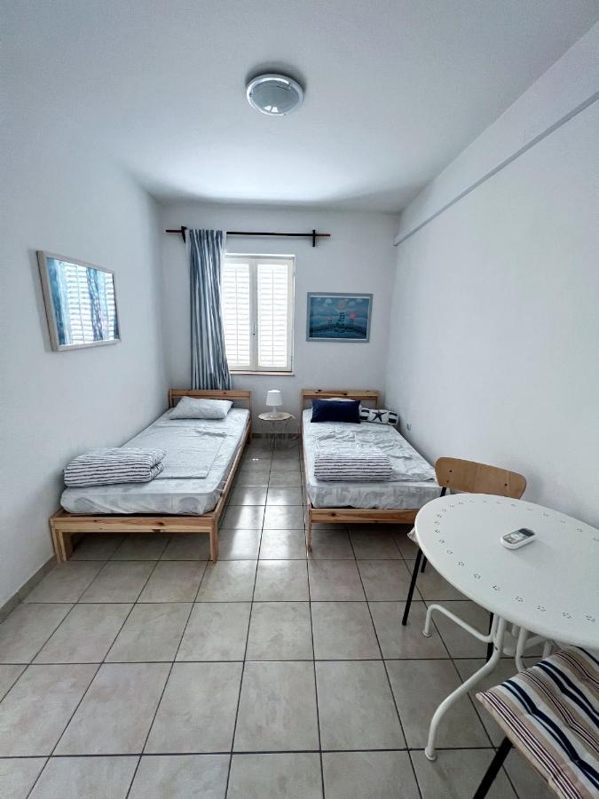 Central Studio Apartments & Dormitory Rooms Supetar Exteriör bild